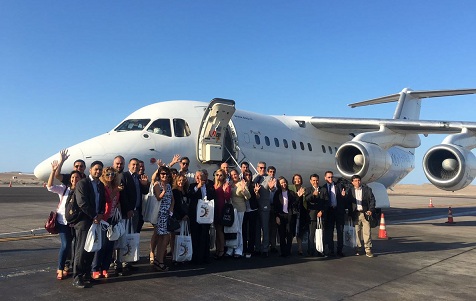 Funcionarios, periodistas e invitados especiales en el vuelo inaugural.
