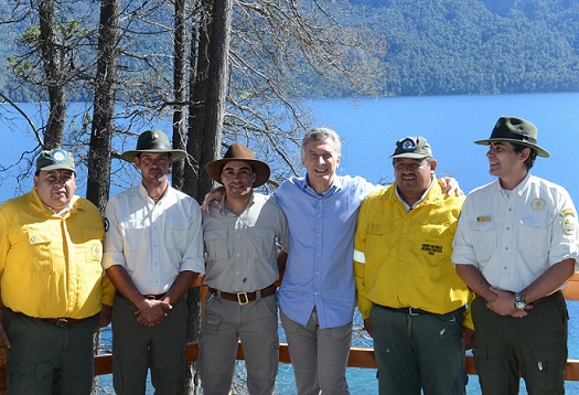 En Villa Traful con guardaparques del Parque Nacional Nahuel Huapi e integrantes de la brigada de parques nacionales