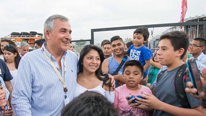 Morales recibió de manos del titular de la cartera de Turismo de Nación, Gustavo Santos la resolución que certifica la asignación de 10 millones de pesos para la puesta en marcha del proyecto ferroviario turístico en la Quebrada de Humahuaca