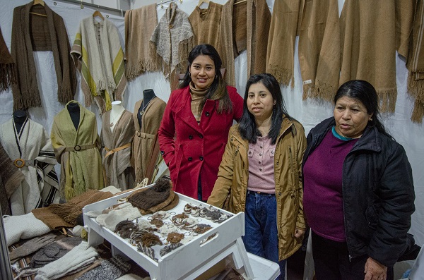 El poncho como abrigo de entretiempo, ¿a favor o en contra?